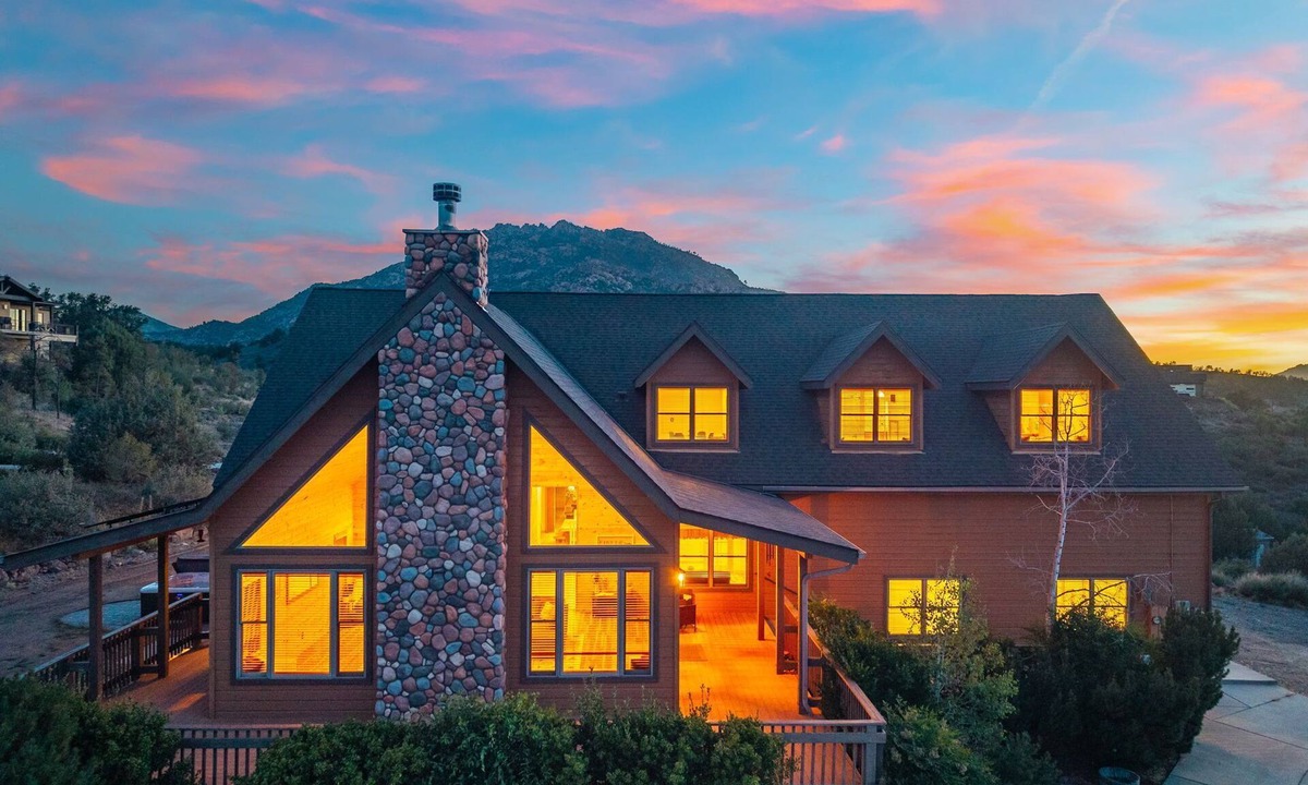 Williamson House | Spectacular Mountain Views | Hot-tub | Games