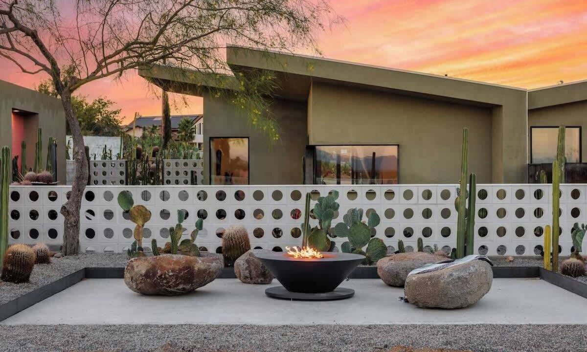 Yucca Valley House | Stargaze Escape Futuristic Flying Car Bed|Cactus Garedens|Hot Tub