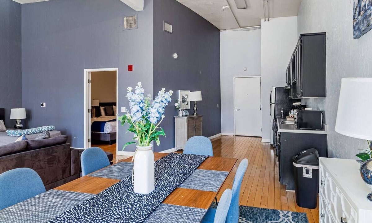 Gaslamp Quarter Hotel | Stay in the Heart of Downtown San Diego. Welcome to your private boutique suite in the center of the Gaslamp Quarter — just minutes from the San Diego Convention Center, Petco Park, top restaurants, rooftop bars, and the waterfront