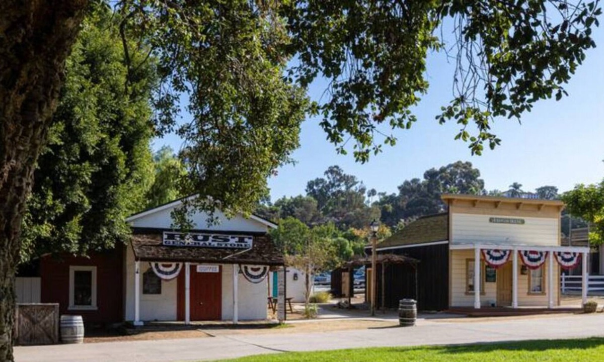 Midway District House | Staycation in San Diego + Walk to All. Wifi+Cable