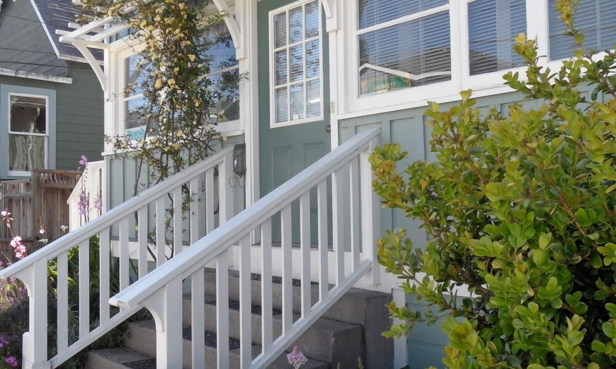 Pacific Grove Cottage | Steps to ocean. Across the street from the Municipal Golf Course. License 0020