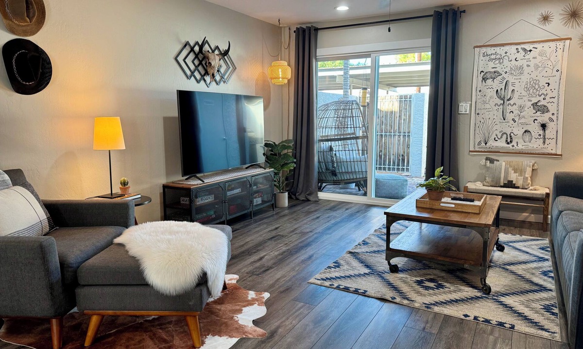 Heatherbrae House House | Steps to OldTown! Cute 2bdrm w/Private Patio, Laundry, Covered Parking & Pool