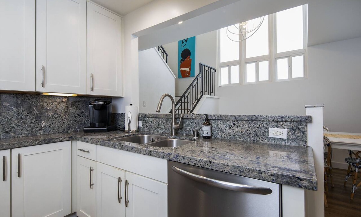Del Mar Condo | Steps to the Beach, Park, Shops & Restaurants At 18th St DEL MAR BEACH COLONY
