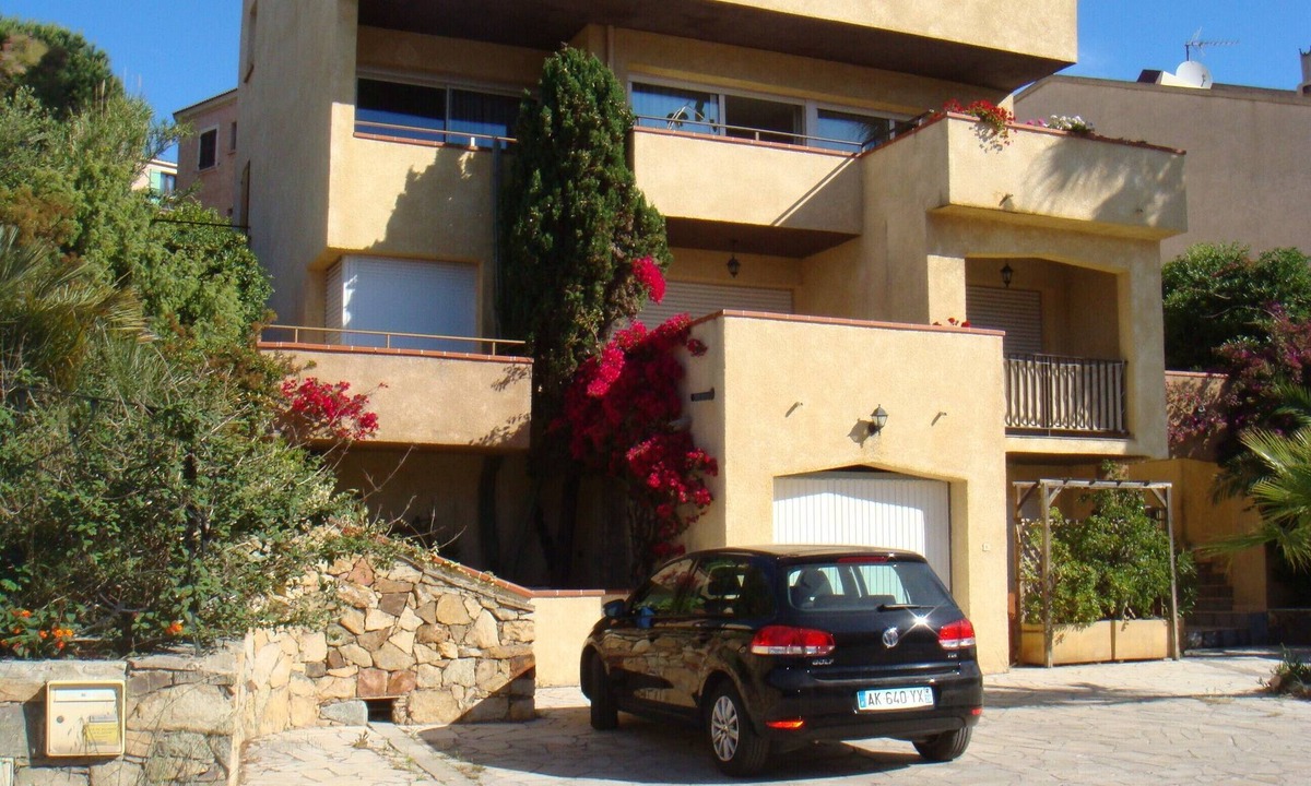 Calvi Apartment | Studio 22M2 sea and mountain view 2nd floor Parking. 700M beach and town center