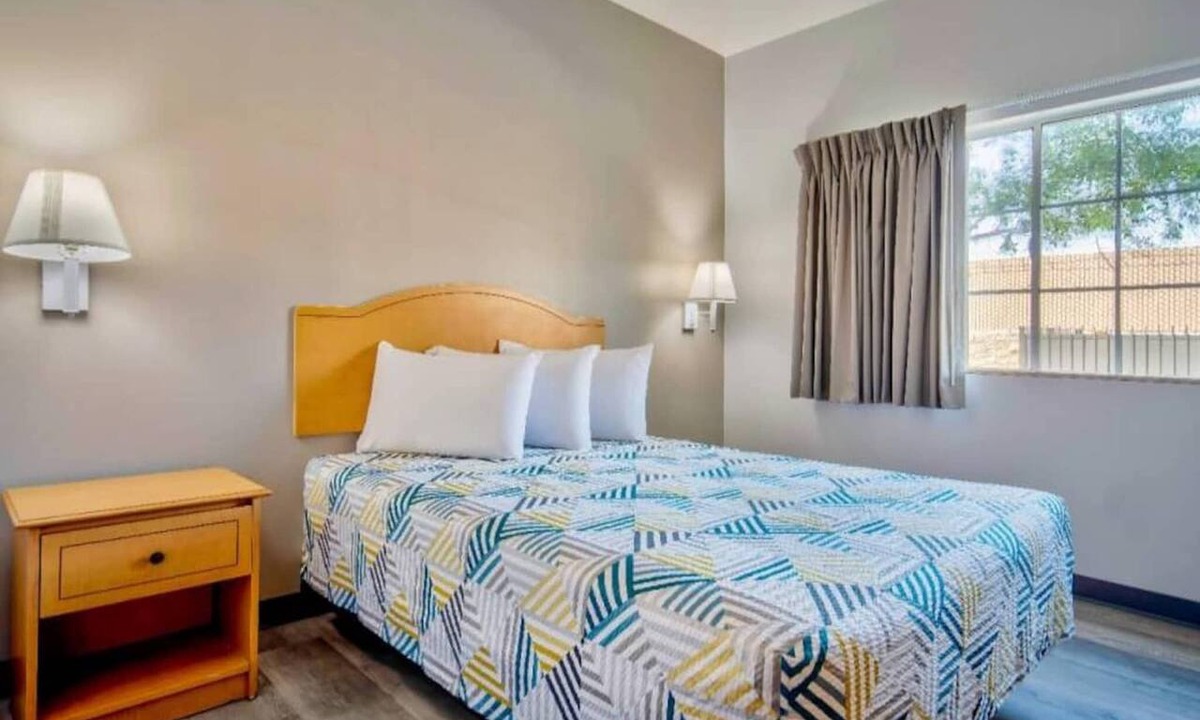 Oildale Hotel | Studio 6 Bakersfield 1 Queen Bed | Mobil