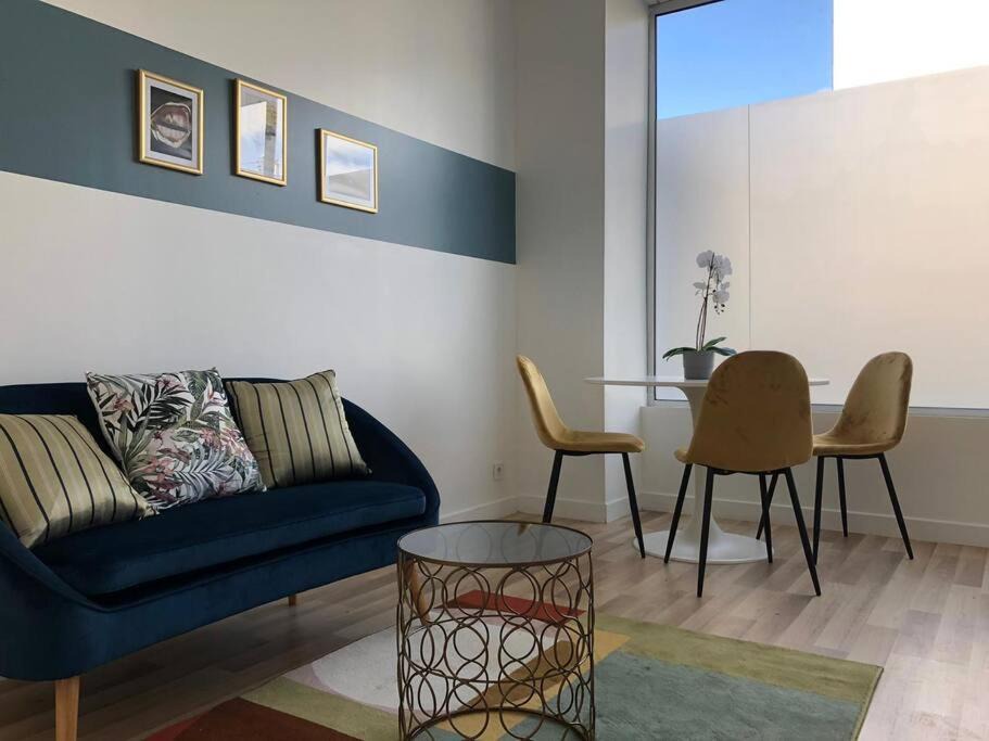 Rive Droite Apartment | Studio Armorique - commerces