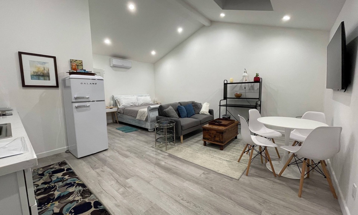 North Hollywood House | Studio City Guesthouse ~ 30 Day Stays
