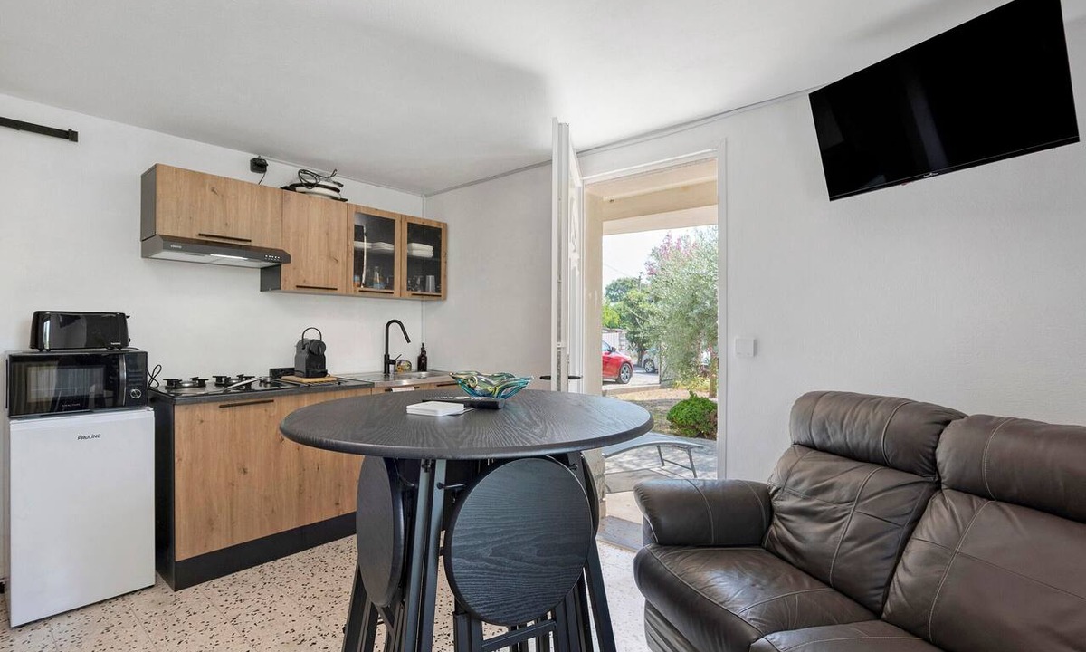 Pont-Saint-Esprit Apartment | Studio "Les Iris" with Shared Terrace, Communal Garden, and Wi-Fi