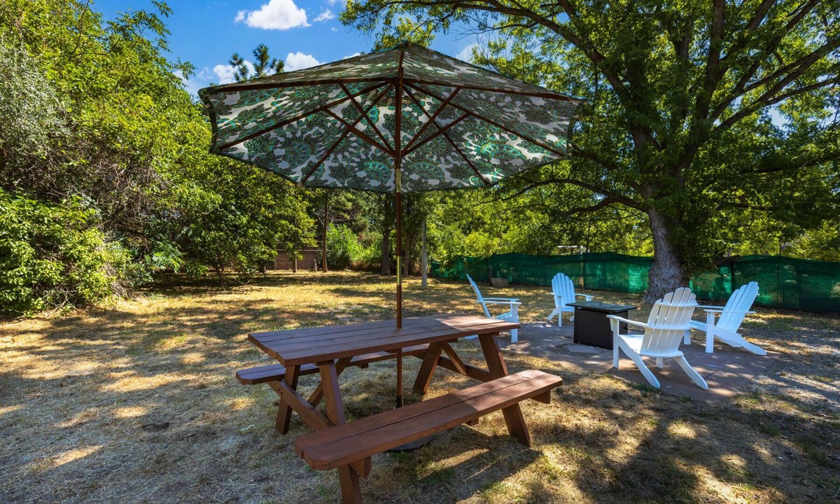 Chico Cottage | Stunning Cozy Cottage!-5 Minute Walk to Bidwell Park