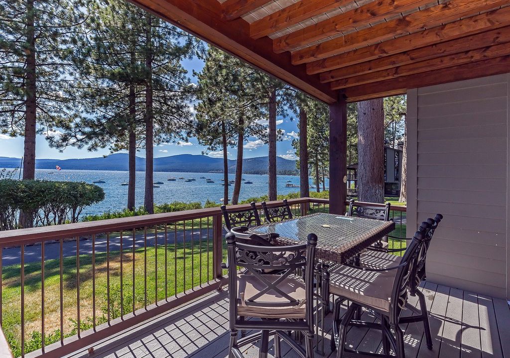 Brockway House | Stunning Lakefront Brockway Springs Home