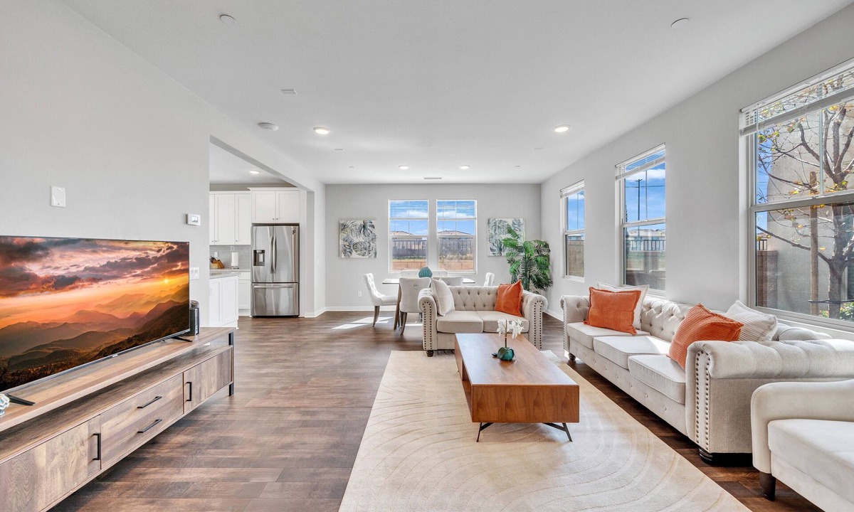 Ontario House | Stylish 4-Bedroom Home｜Peaceful Patio｜Pet-Friendly｜Perfect for Relocation #41414