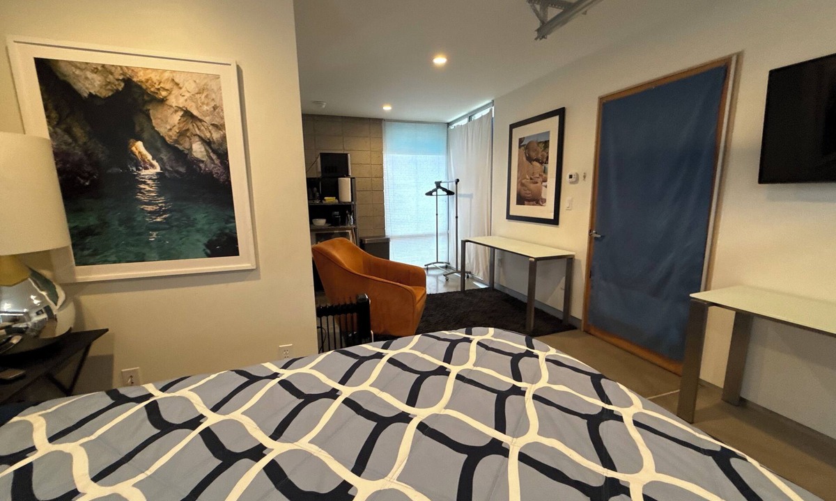Reno House | Stylish Midtown Guest Suite King Bed W/D access