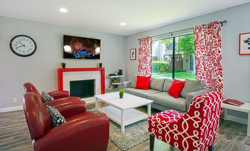 Anaheim Resort House | Suite Escapes 4