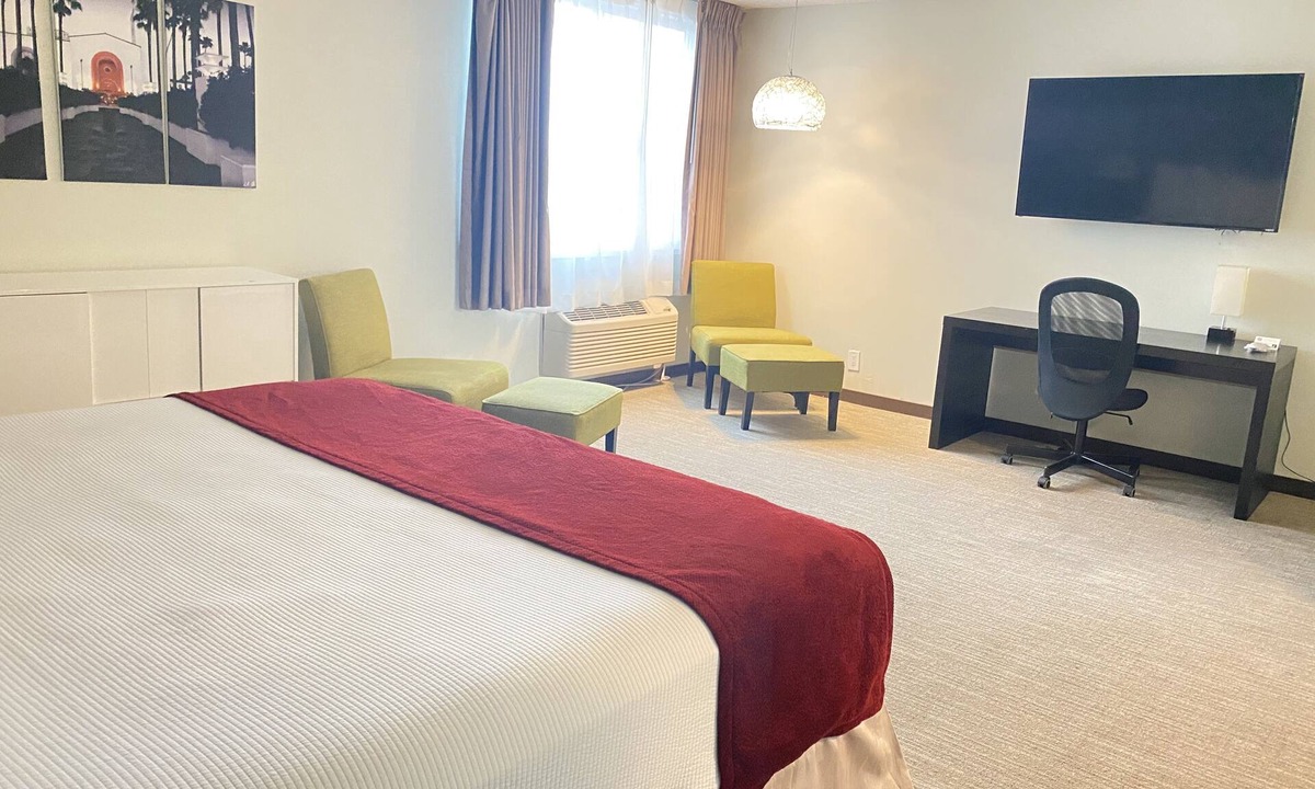 Torrance Hotel | Suite with free parking near Manhattan Beach, LAX access & South Bay dining