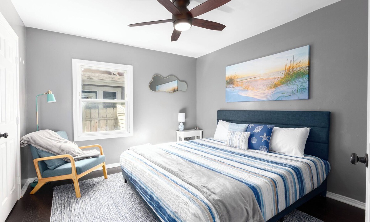 Golden Hill House | Summer discounts! King Bed, Sleeps 10, Pets ok mini-golf, arcade CLOSE 2 ALL