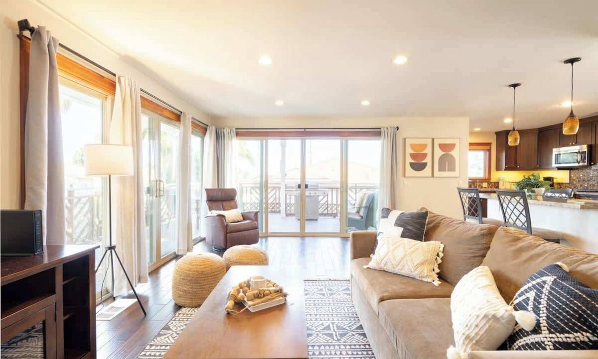 Point Loma Heights Apartment | Sun-Filled Ocean Beach Retreat w/Patio Deck & BBQ