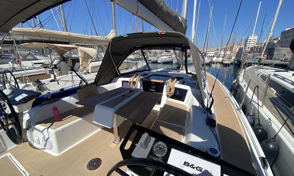 7th Arrondissement Boat Rental | Sun-Kissed Sailing Adventure to Viejo Puerto