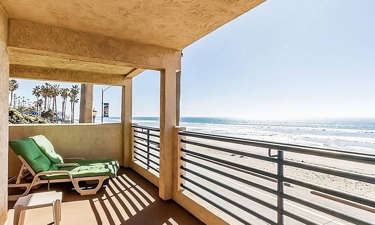 Townsite Hotel | Sunny Beachside Stay With Ocean Views and Full Kitchen