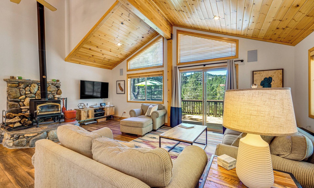Truckee Cabin | Sunny Cabin: 1 Mi to Tahoe Donner Resort!