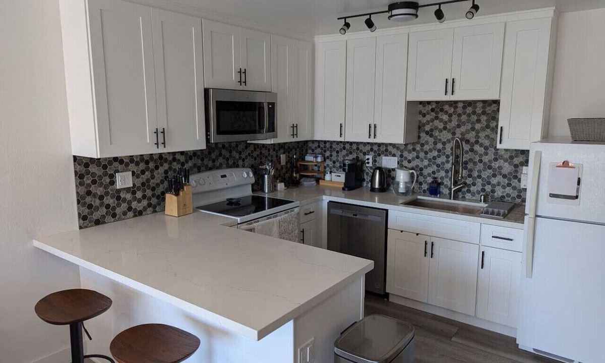 Oakland Ave - Harrison St Apartment | Sunny Condo with Bay Views, Pool + Secure Parking