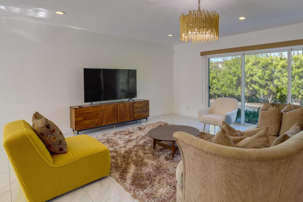 Araby Commons House | Sunny Palm Springs Townhome w/Pool Access!