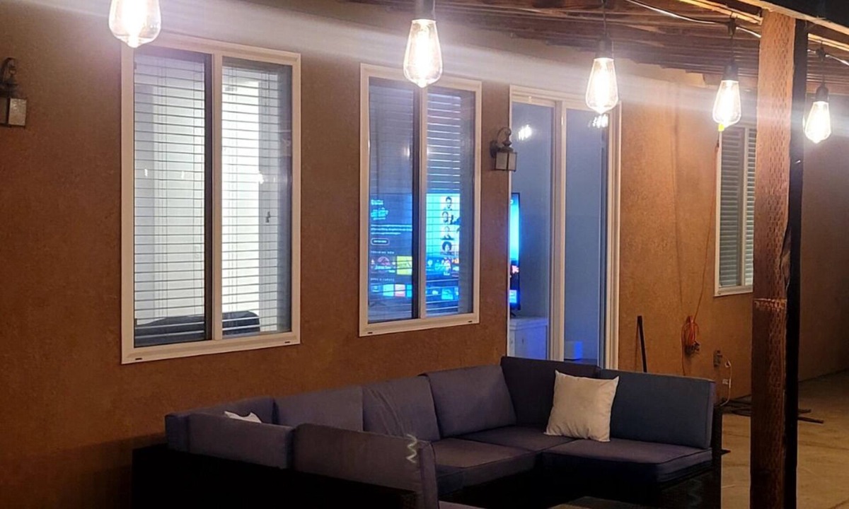 Roosevelt Apartment | Sunnyside Door Room 2
