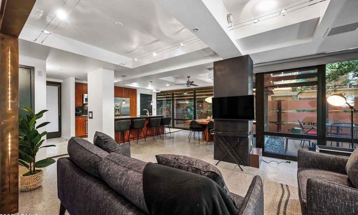 Fashion Square Condo | Super hip ground-level condo 2 min walk to Fashion Square.