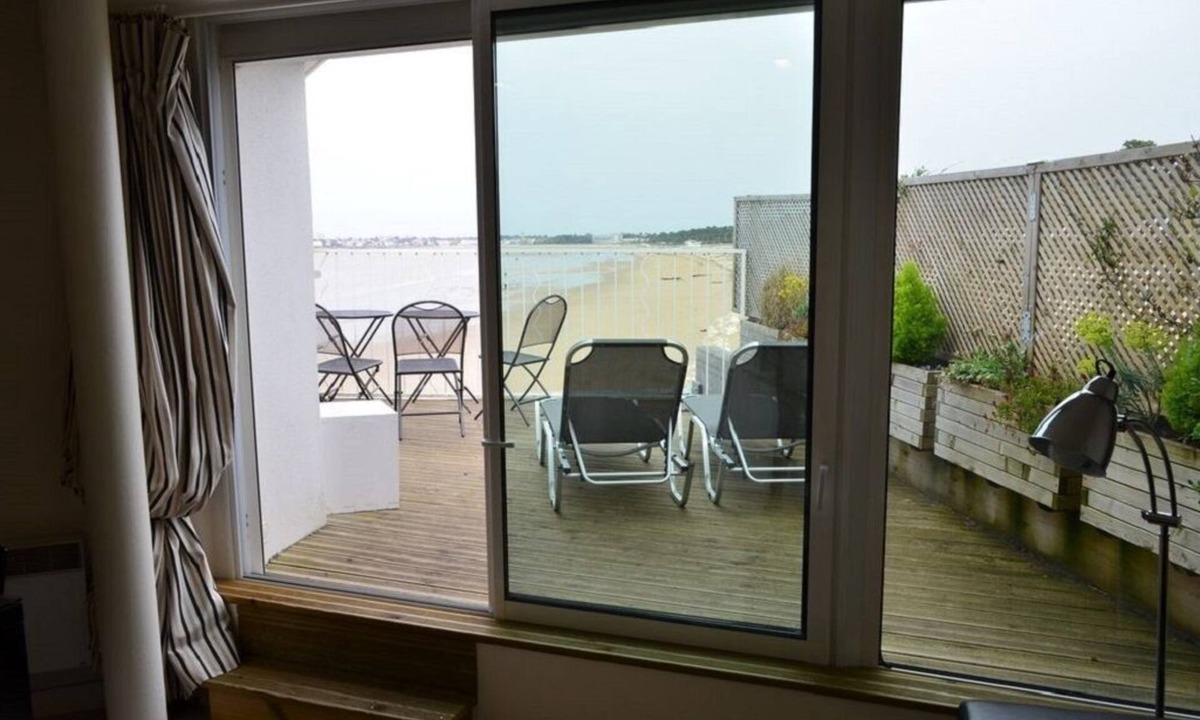 Saint-Georges-de-Didonne Apartment | Superb studio on the beach with exceptional sea view: feet in the water