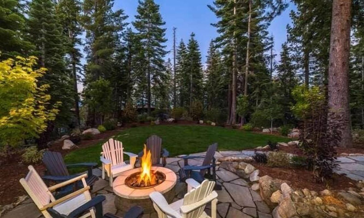 Chamberlands House | Tahoe Group Oasis | 5BR, EV Charger & Fast Wifi