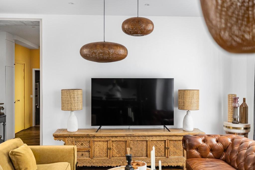 Quartier Saint-Ambroise Apartment | Taj Express