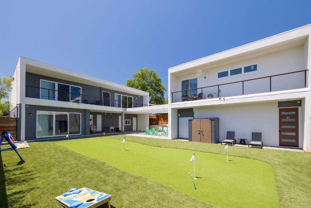 Fallbrook House | The Almond Estate Villa Modern Group of 24 Retreat