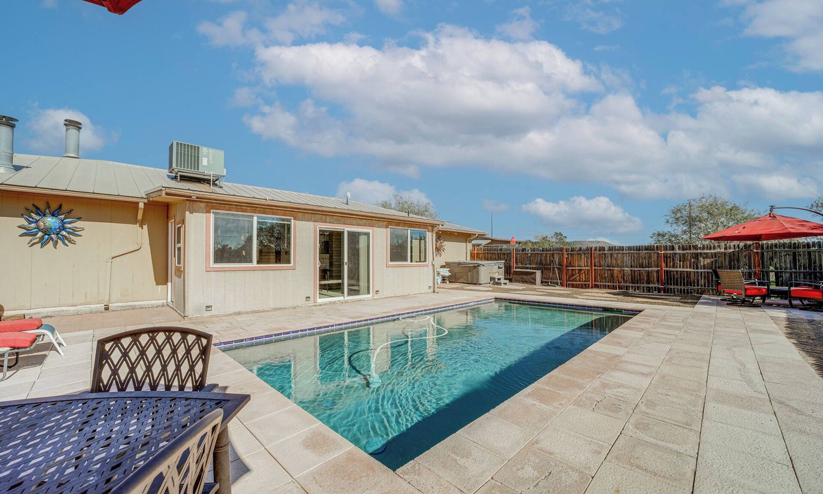 Cornville House | 'The Chillville in Cornville' - Saltwater Pool!