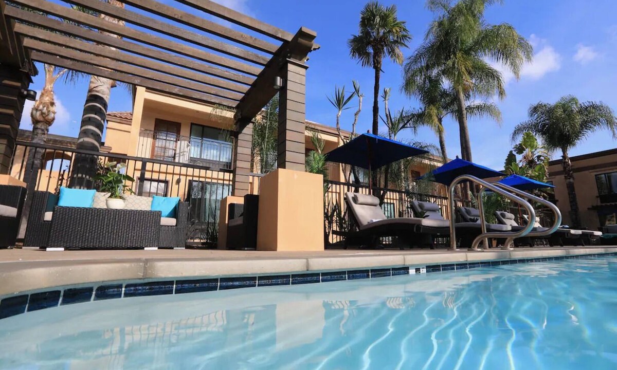 Harbor Hotel | The Cove Hotel , Queen Queen Suite| Near Pool, Lounge & Long Beach Cruise Port