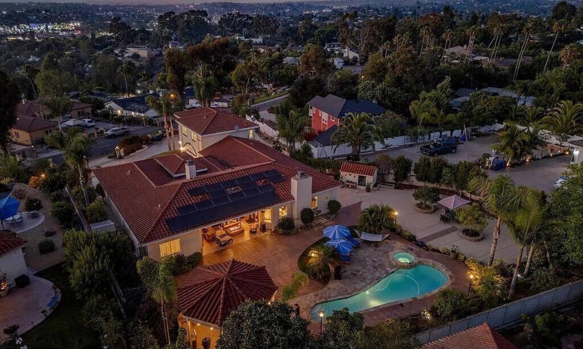 Vista House | The Estate Pool Spa and Bounce House