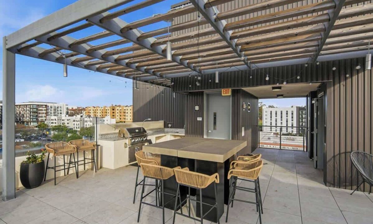 East Village Apartment | The Groovy Getaway w/Rooftop Views – Heart of San Diego