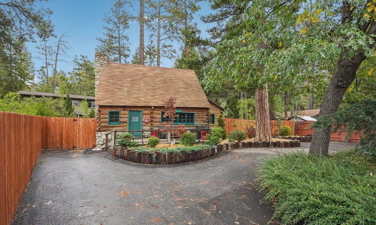 Idyllwild House | The Hideout - Cozy Pet-friendly Cottage in Town