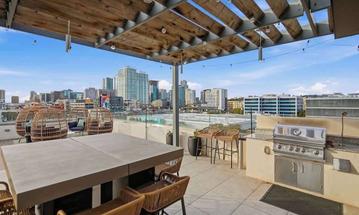 East Village Apartment | The Leo - One Bedroom Apartment w/Private Balcony