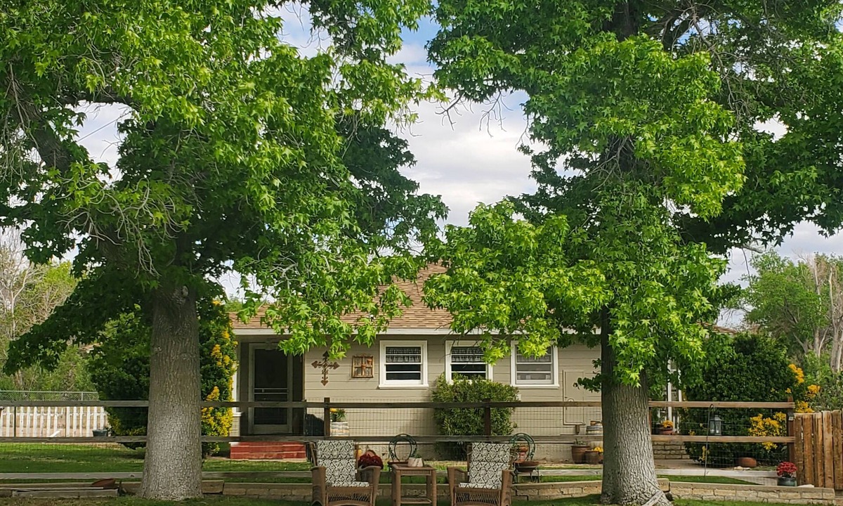 Lone Pine House | The Lone Pine Charm House 2bd 1ba. Views, Fenced, Walk to town, 30 day minimum.