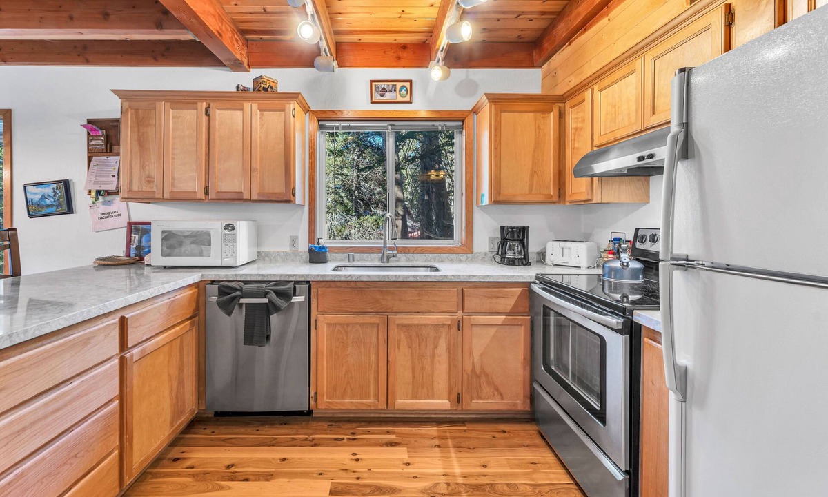 Serene Lakes House | The Mountain Retreat | Ski & Lake Getaway