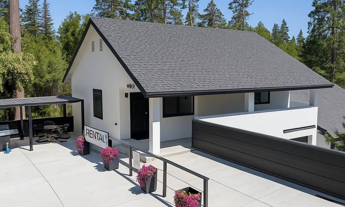 Auberry Apartment | The White House | Coveted Triplex Near Lake