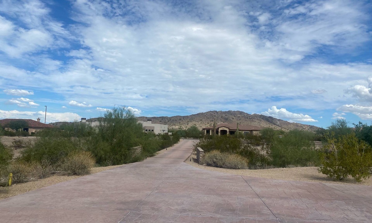 Estrella Mountain Ranch House | This casita is located in the Estrella neighborhood and boasts amazing View’s.