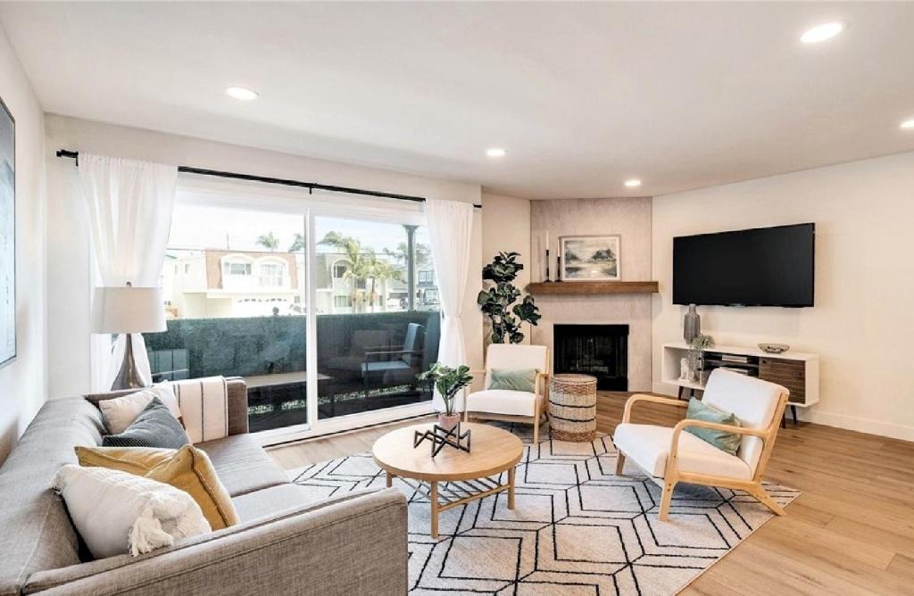 Hermosa Beach Apartment | Three Bedroom Coastal Residence with Ocean Views