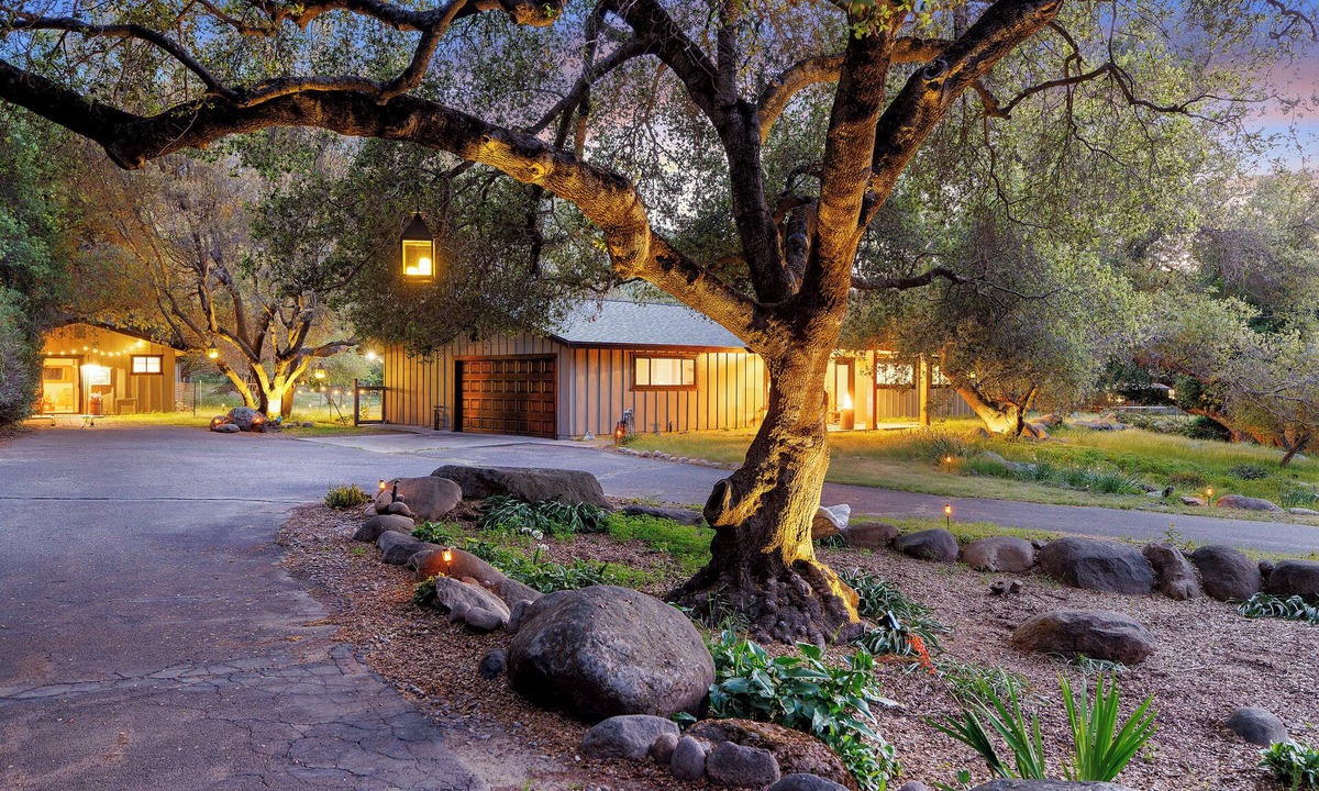Three Rivers House | Three Oaks & Casita Kaweah, the perfect layout for entertaining your group!