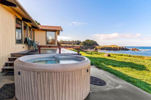 Fort Bragg House | Tideaway Private Hot Tub and Expansive Ocean View