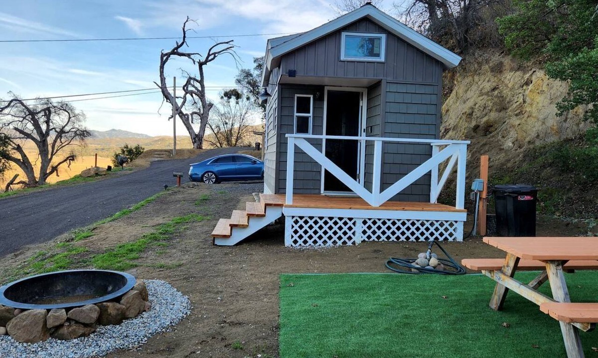 Pauma Valley Cabin | Tiny House Retreat: Pet-Friendly Haven with Fantastic Lake Views in Henshaw, CA