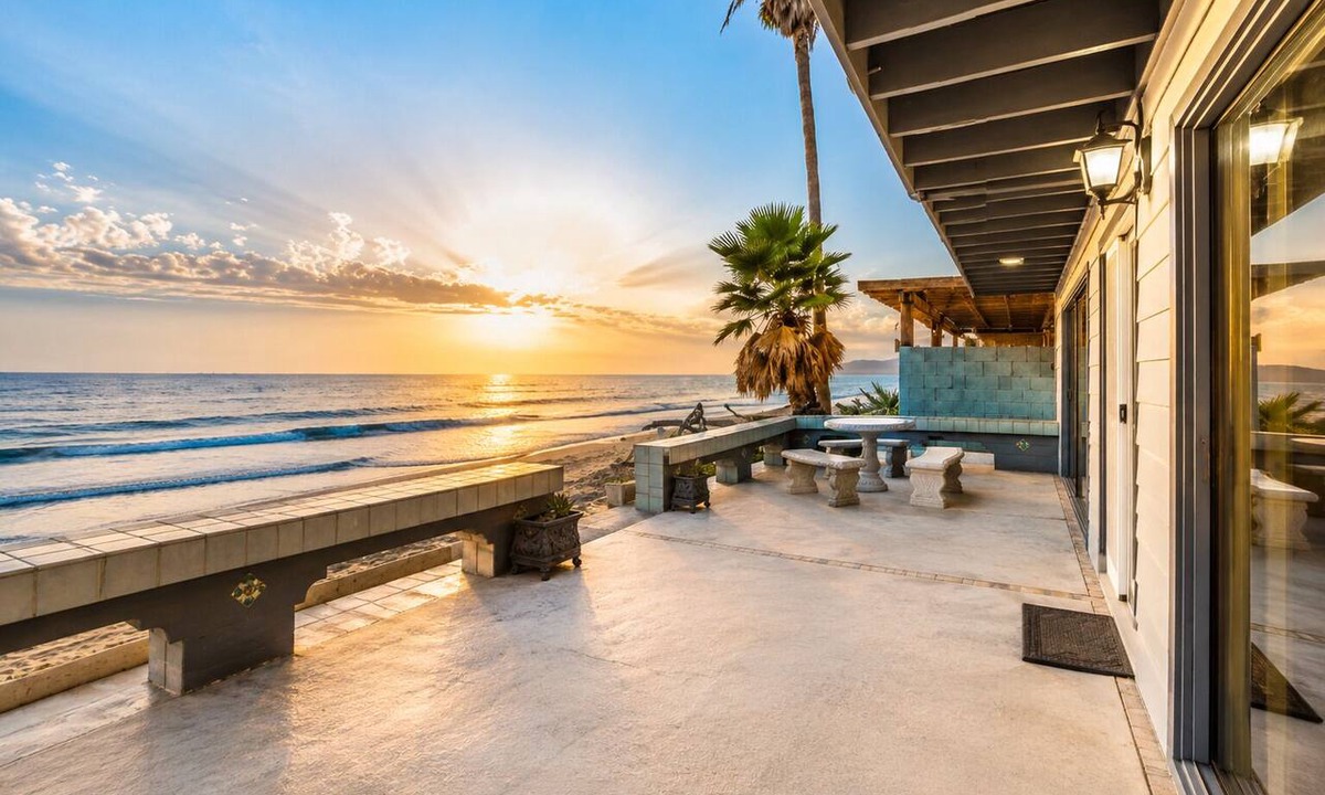 Mussel Shoals House | Toes in the Sand! Amazing Location & Views*