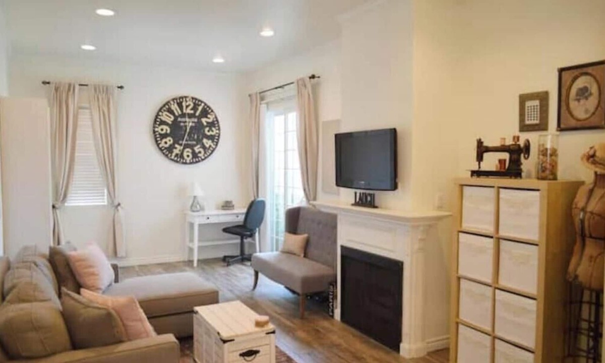 Burbank Apartment | Toluca Lake gem next to Studios! Work, play, & relax within walking distance!