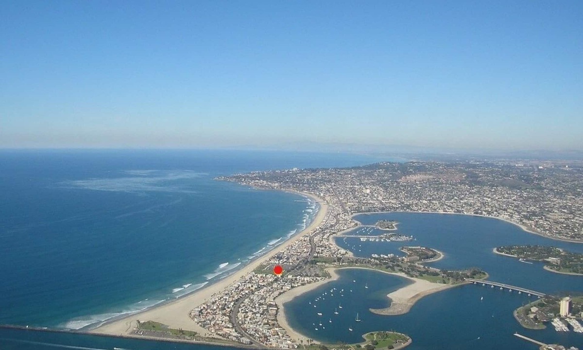 South Mission Beach Condo | Top Floor ~ Water views ~ Steps to beach ~ Garage!