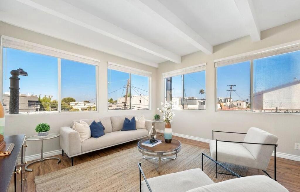 Venice Apartment | Two Bedroom Beachside Residence with Rooftop Views
