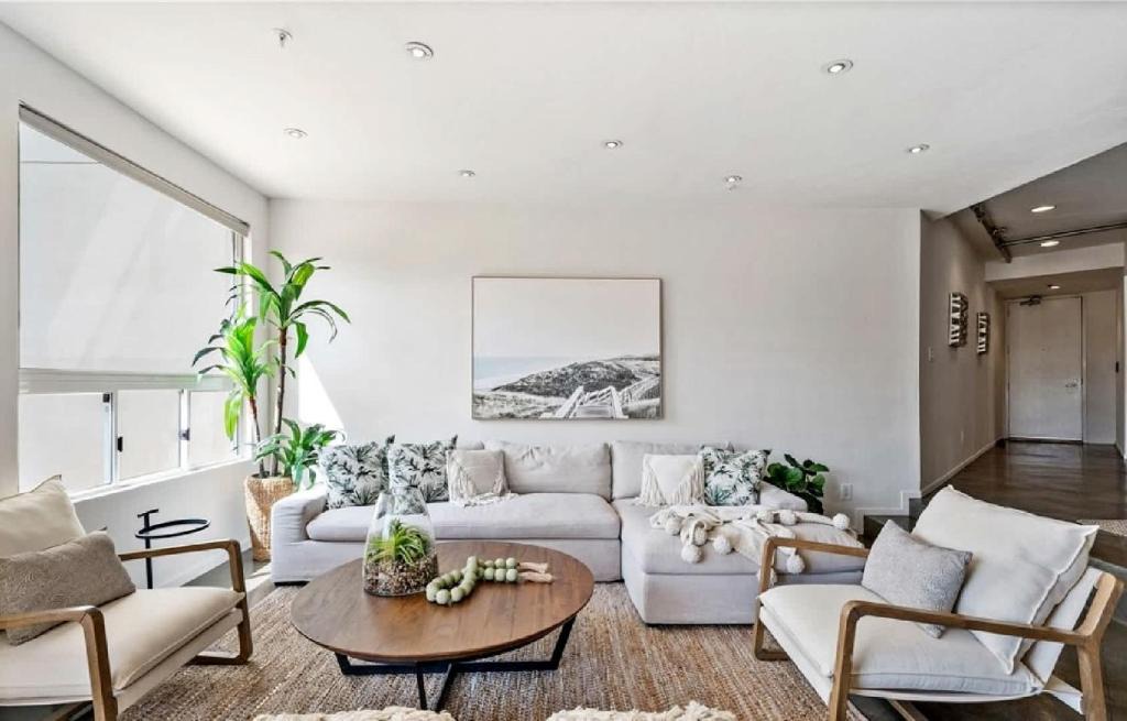 Venice Apartment | Two Bedroom Coastal Retreat with Modern Interiors